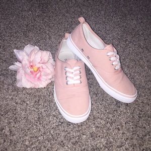 super cute pink canvas shoes!